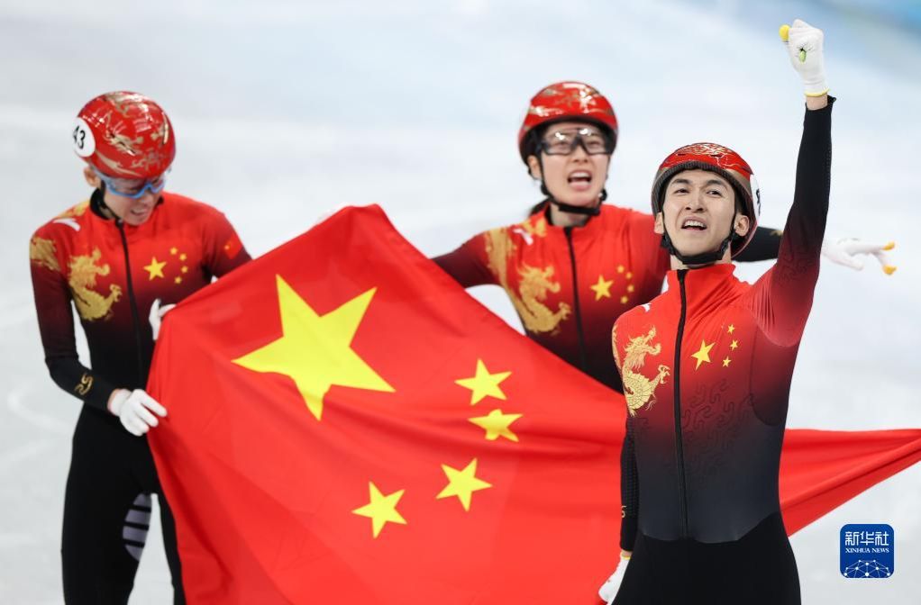2月5日，中國隊(duì)選手武大靖（右一）在比賽后慶祝。在首都體育館舉行的北京2022年冬奧會(huì)短道速滑項(xiàng)目混合團(tuán)體接力決賽中，中國隊(duì)奪得冠軍。新華社記者 楊磊 攝