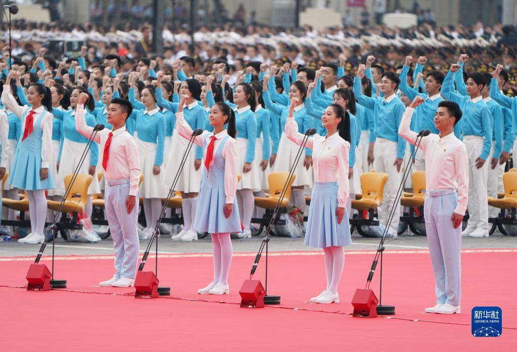 2021年7月1日上午,慶祝中國(guó)共產(chǎn)黨成立100周年大會(huì)在北京天安門(mén)廣場(chǎng)隆重舉行。這是共青團(tuán)員和少先隊(duì)員代表集體致獻(xiàn)詞。新華社記者 陳曄華 攝